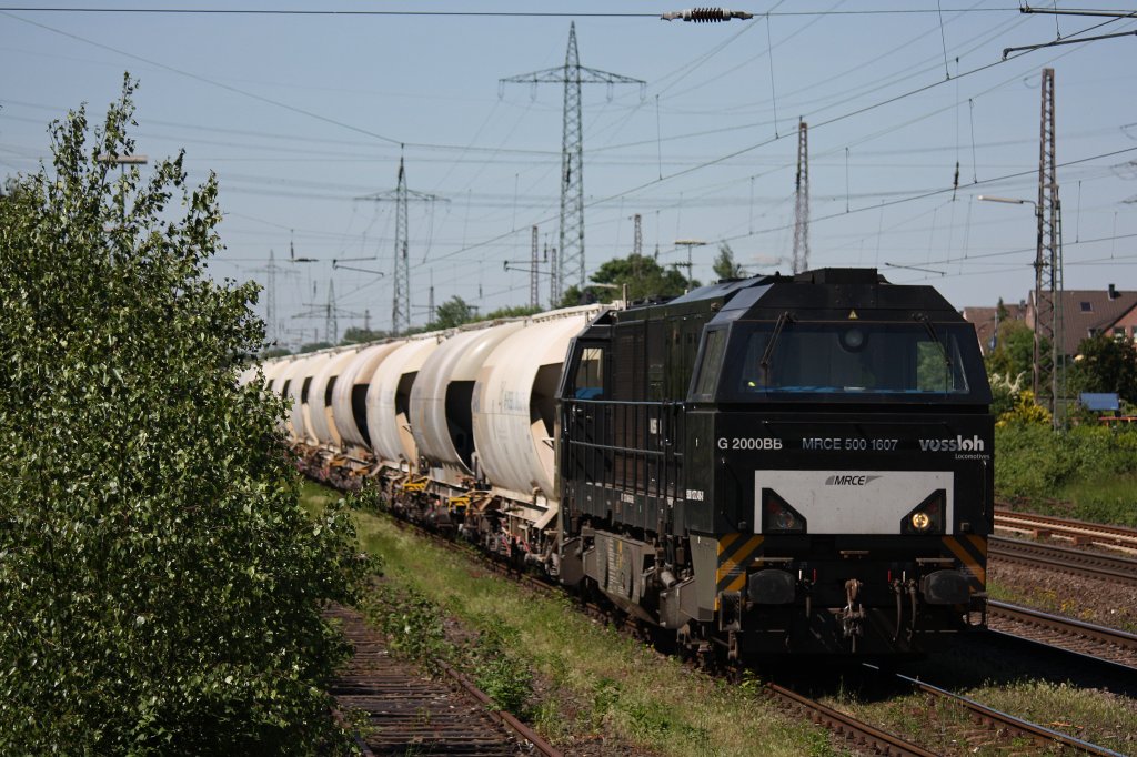 Die MRCE 500 1607 (272 406/i.E.f�r NE) am 25.5.12 mit einem leeren Kalkstaubzug beim Halt in Ratingen-Lintorf.
Gru� an den Tf!