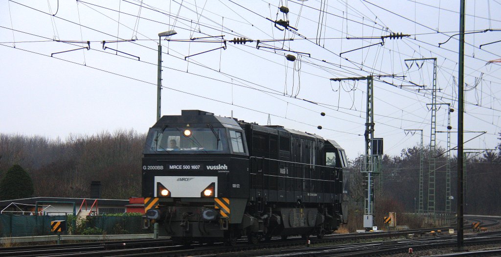 Die MRCE 500 1607 von der Neusser Eisenbahn kommt als Lokzug durch K�ln-Gremberg und f�hrt in Richtung Koblenz bei Regenwolken am 21.12.2012.