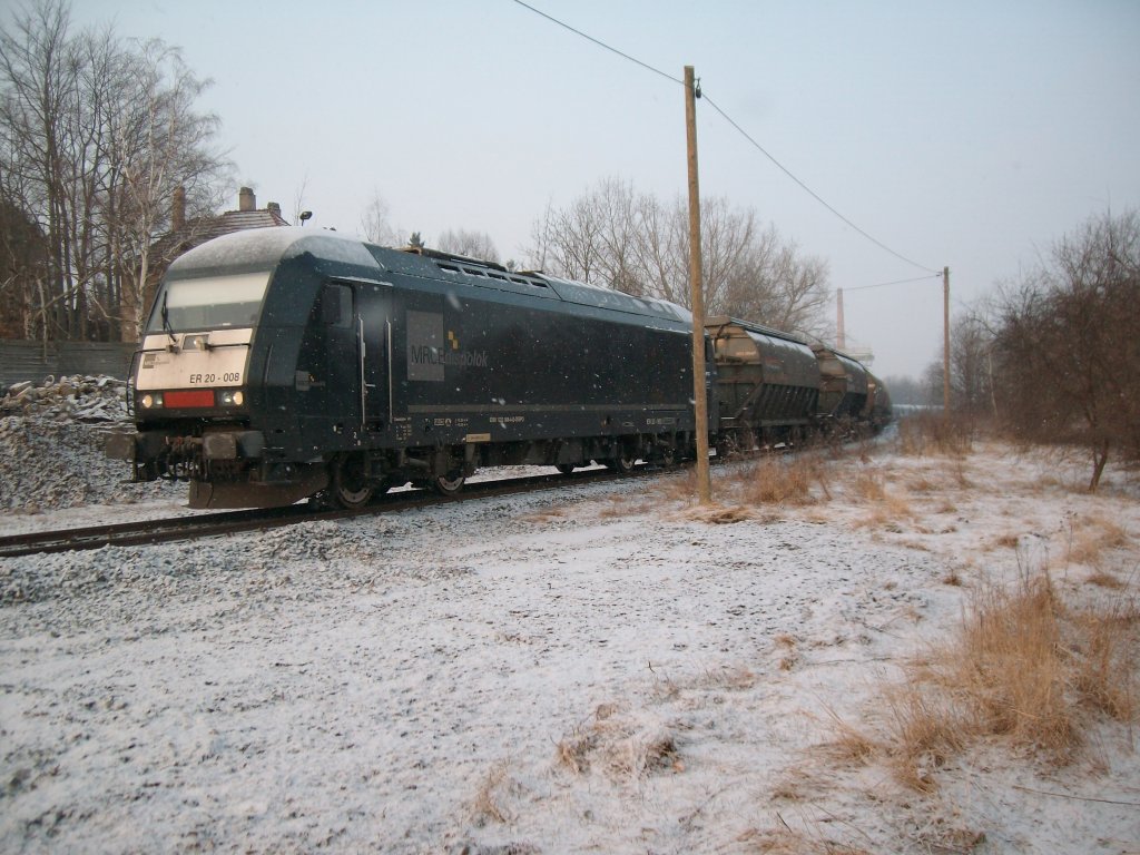 Die MRCE Dispolok ER 20-008 mit 26 leere Getreidewagen,stand auf ehemaligen Kleinbahnstrecke in Bad Langensalza.Aufgenommen am 22.2.11