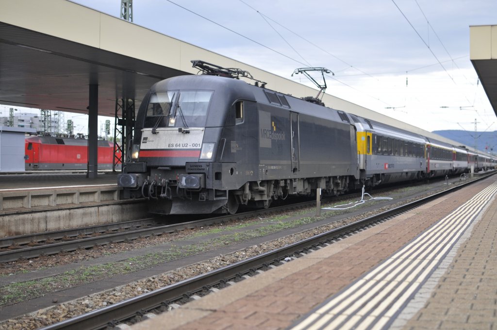Die MRCE Dispolok ES 64 U2-001/182 501-7 D-Dispo mit IC nach Stuttgart hier bei Einfahrt von Basel Bad am 06.08 2011.