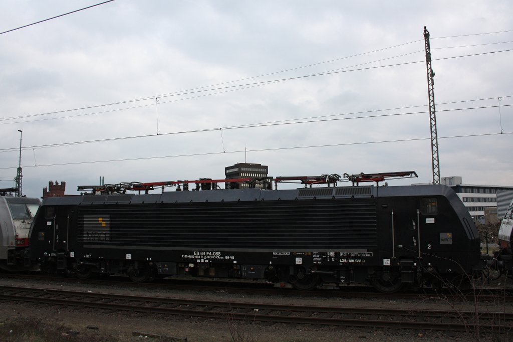 Die MRCE ES 64 F4-088 stand am 18.3.12 abgestellt in Mnchengladbach Hbf.