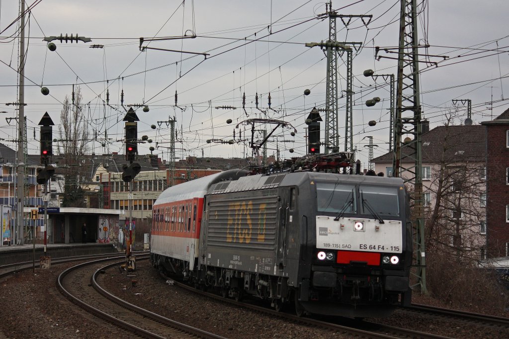 Die MRCE ES 64 F4-115  ECTS  (i.E. DB Autozug) am 11.3.12 bei der Durchfahrt durch Dsseldorf-Volksgarten.