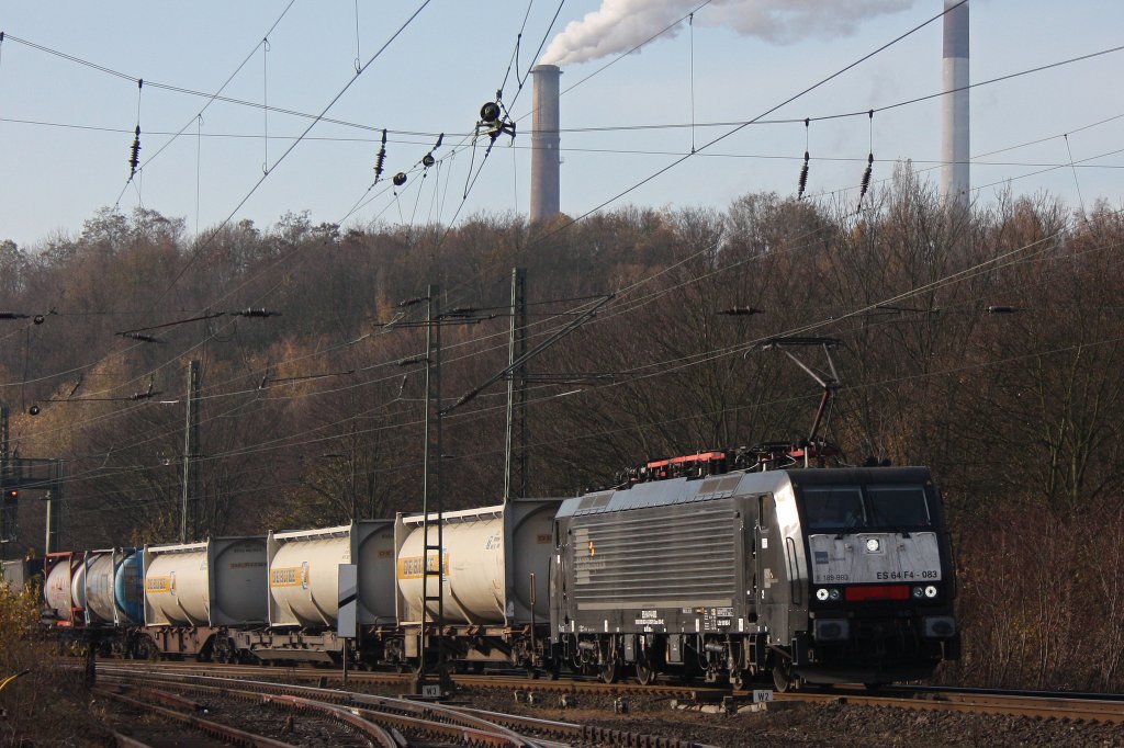Die MRCE/Captrain ES 64 F4-083 donnerte am 20.11.11 mit einem Containerzug inj Krefeld-Hohenbudberg um die Kurve.
