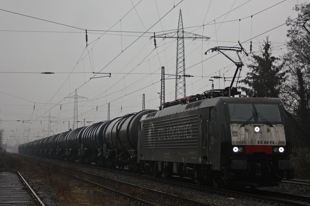 Die MRCE/CTL Logistics ES 64 F4-209 schleicht am 22.12.11 mit einem Kesselzug durch Ratingen-Lintorf.
Gru an den Tf!