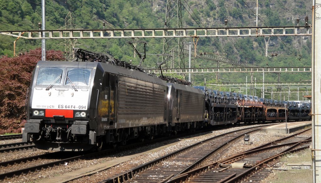 Die MRCE's ES 64 F4-094 und 099 legen am 07.05.11 mit einem schweren Autozug in Lavorgo einen Halt ein.