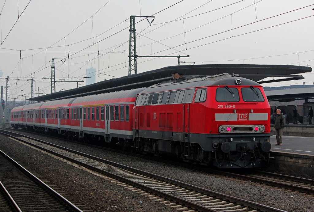 Die Mhldorfer 218 360-6 schiebend am RB24 nach Euskirchen in Kln Messe/Deutz am 04.04.2012