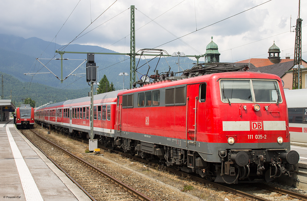 Die M�nchner 111 035-2 verl�sst am 5. Juli 2013 den Bahnhof von Garmisch-Partenkirchen, um RB 59521 nach Mittenwald zu bringen.