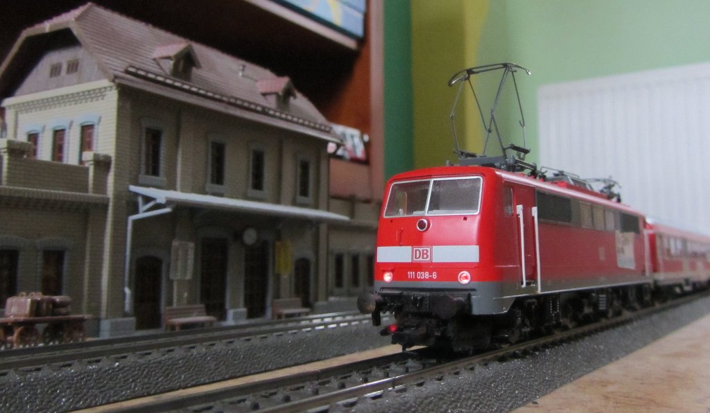 Die Mnchner 111 038 ist gerade mit dem RE 79073 (Salzburg Hbf-Mnchen Hbf) in Rosenheim eingetroffen.(3.2.2013)