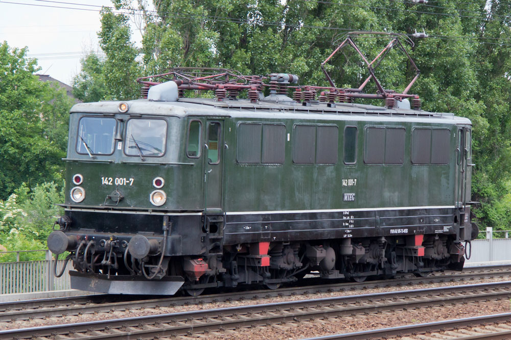 Die Muldentaler 142 001 fhrt solo durch Dresden-Freiberger Strasse in Richtung Pirna. 12.06.2013