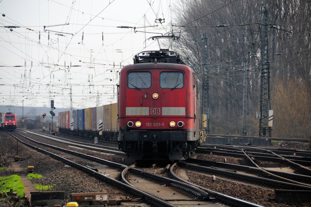 Die Mutter aller schweren, sechsachsigen Gterzugloks der zweiten Neubau-Generation: 151 001-5, aufgenommen in Mainz-Kostheim 19.03.09).