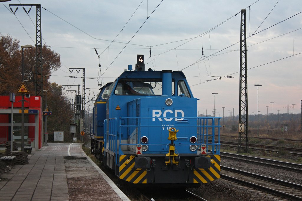 Die MWB bzw RailCenterDuisburg V763 wurde am 22.11.11 von der MWB V1201 durch Duisburg-Bissingheim gezogen und hat ihr Ziel das RCD Gelnde in Duisburg-Entenfang in wenigen Metern erreicht.