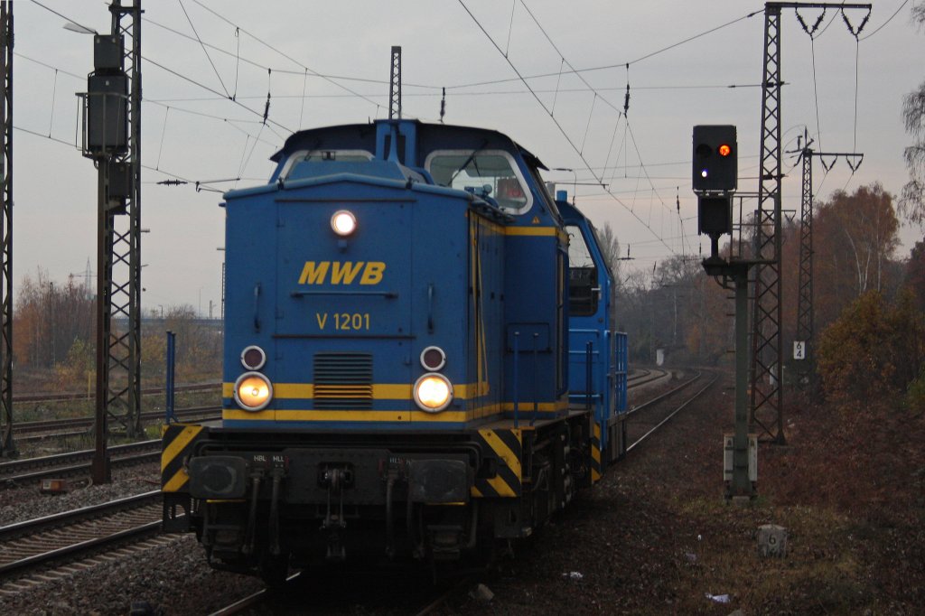 Die MWB V1201 zog am 22.11.11 die MWB/RCD V763 durch Duisburg-Bissingheim.