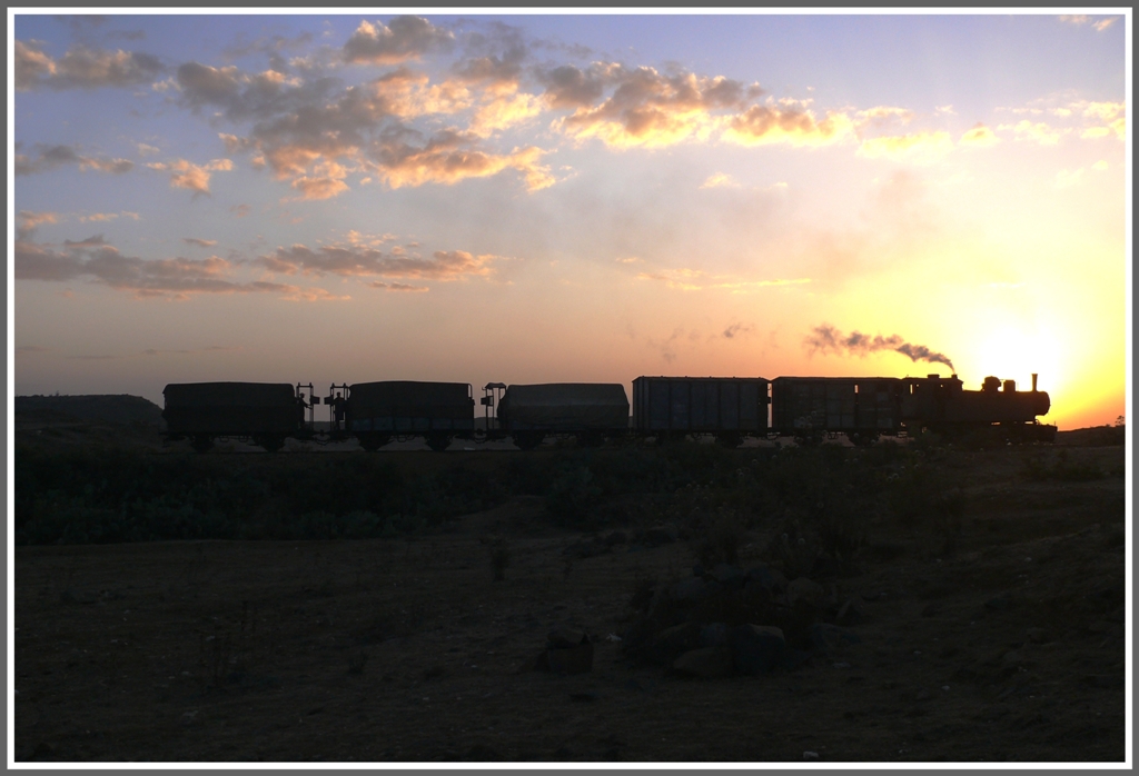 Die Nacht senkt sich ziemlich schnell ber den Gterzug, der sein Ziel Asmara bald erreichen wird. (30.01.2012)