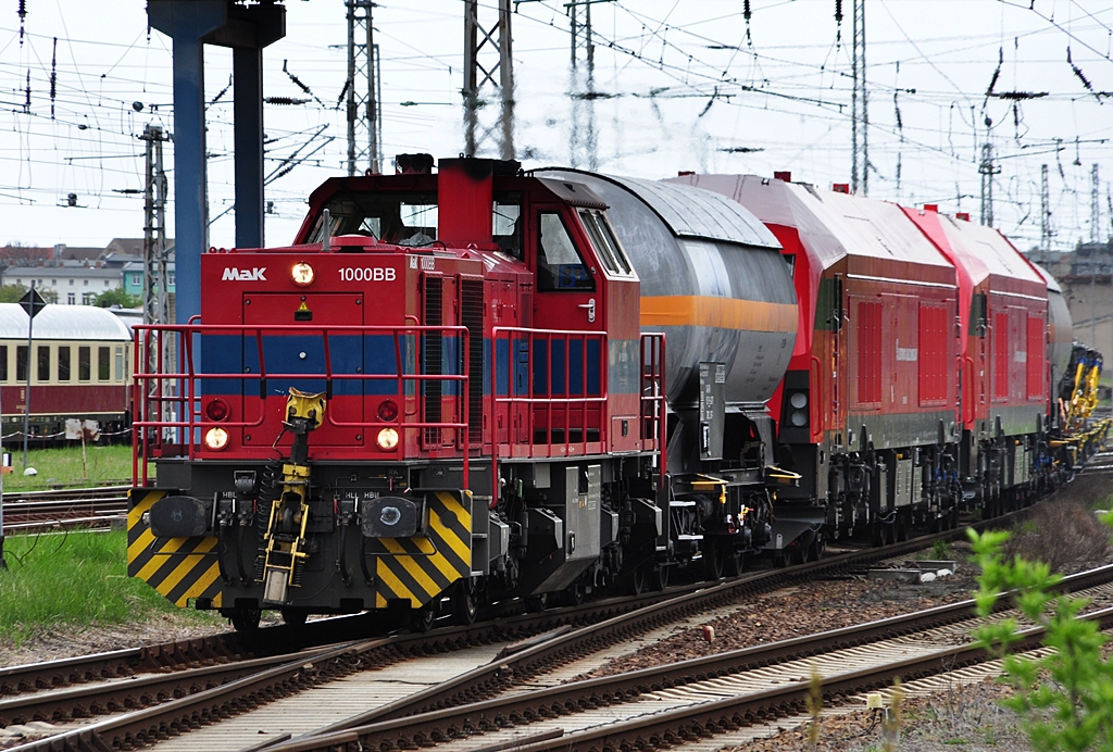 die nchste Exportwelle rollt, ER20 035+036 fr  LIETUVOS GELEZINKELIAI  gezogen von einer MAK 1000BB nach Mukran verlt den Bf Stralsund am 04.05.2010