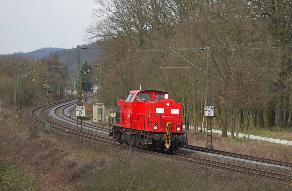 Die nchste Lok, die ihre DB-Zugehrigkeit verloren hat. Ich vermute mal, sie wird auch in den Dienst der BBL bergehen. 203 120-1 auf ihrer Fahrt Richtung Norden bei Albungen. Aufgenommen am 25.03.2010.