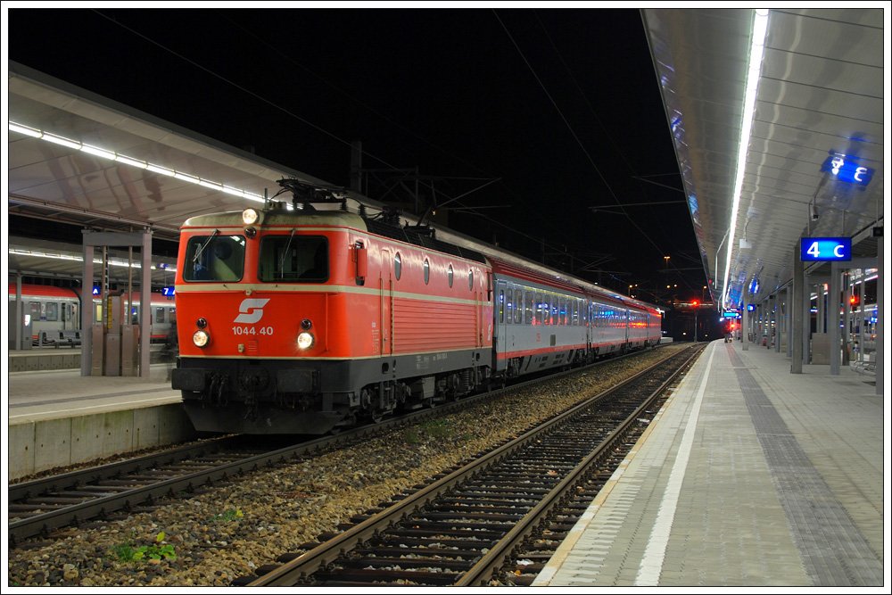Die nchste Station war dann der Bahnhof Wien Meidling. 1044.40 sollte am 28.11.2009 250/257 und 258 bespannen, und tatschlich tauchte sie dann in Meidling mit dem OIC 258 aus Maribor, welchen sie am Grenzbahnhof Spielfeld-Stra bernommen hat, auf.