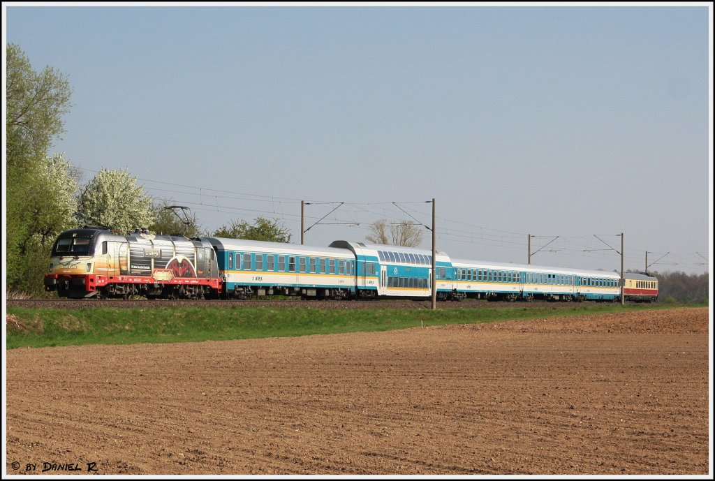 Die nchste Werbelok war 183 001 von Netinera mit dem ALX nach Regensburg Hbf. (19.04.2011, Kfering)