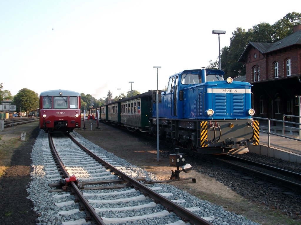 Die nchsten Tage werden sich 172 171 und V251 901 hufig in Putbus treffen,denn die Ferkeltaxe wird die nchsten Tage planmig zwischen Bergen/Rgen und Lauterbach Mole fahren.Am 21.Juli 2010 trafen sich Beide in Putbus.