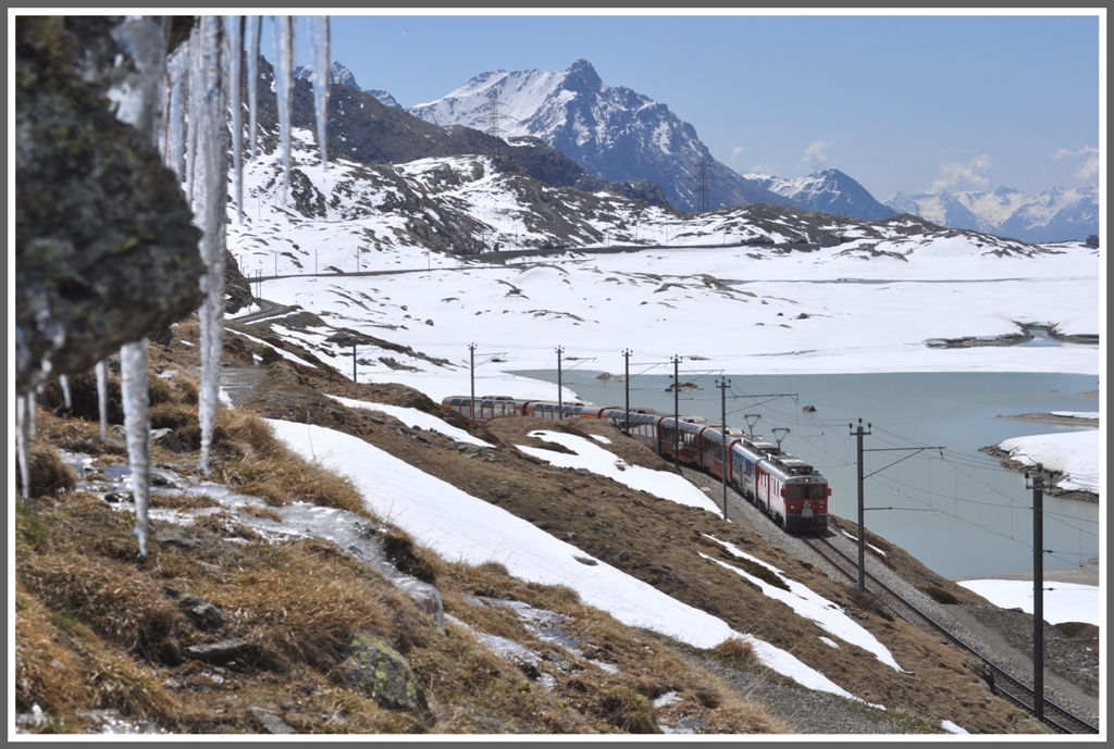 Die Nchte sind noch kalt am Berninapass, was fr mich von Vorteil war, denn der Schnee entlang des Lago Bianco war fest genug, dass ich ohne Schneeschuhe nach Alp Grm kam. Der BerninaExpress 976 aus Tirano mit den beiden ABe 4/4 III 54  Hakone  und 53  Tirano  erreicht in Krze Ospizio Bernina auf 2253m /M. (15.05.2012)