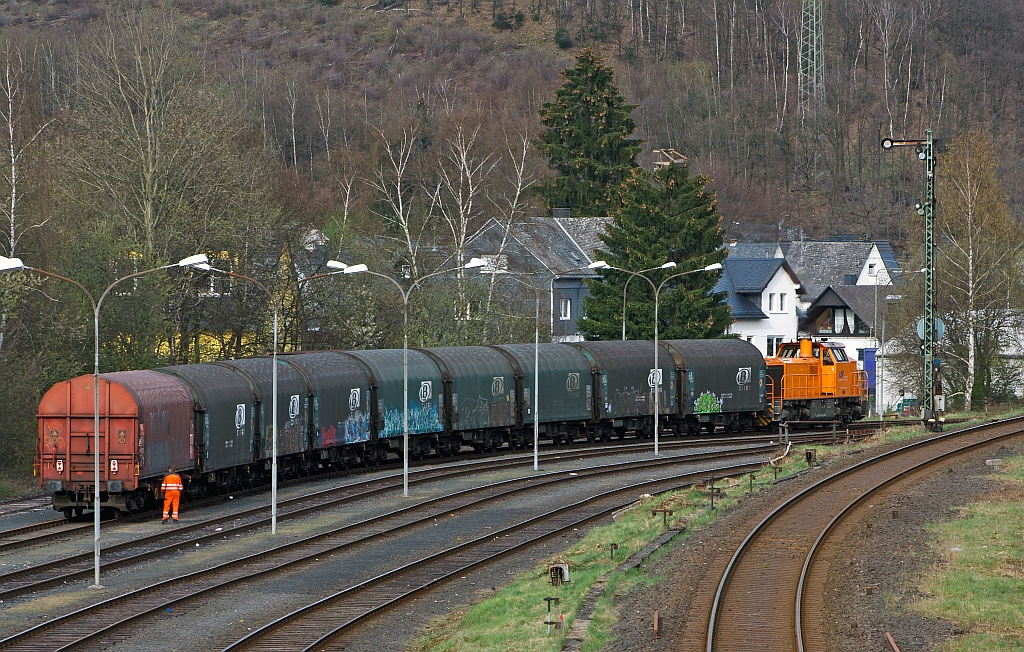 Die nchten Wagons werden, von der KSW 46 (eine G 1700) abgeholt: Da es auf der Strecke Herdorf–Salchendorf (Freien Grunder Eisenbahn), am letzten Streckenteil aufwrts (max. Steigung 1:35) und zudem mit Spitzkehre – hinauf zur ehem. Grube Pfannenberger Einigkeit, wo heute ein Industrieunternehmen steht und die Coils hin mssen, wird in Herdorf der Zug aufgeteilt.  Rechts das DB Gleis der Hellertalbahn (KBS 462), das Gleis der Siegener Kreisbahn (ehem. FGE) geht links, bis Neunhirchen im Tal entlang.
