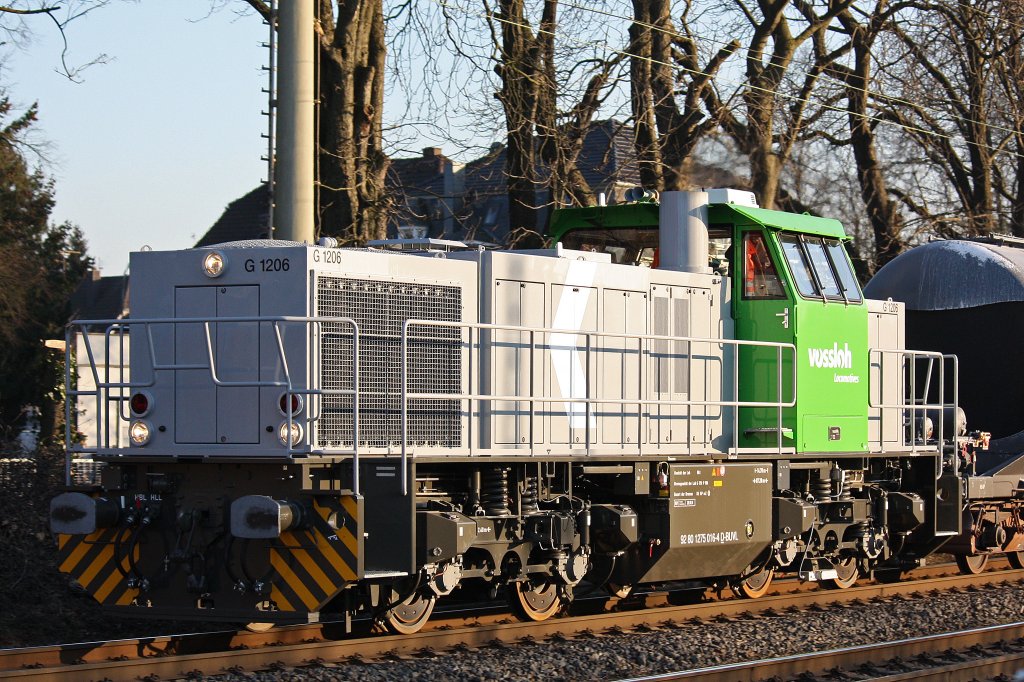 Die nagelneue Vossloh 275 016 (i.E. fr Niag) fuhr am 2.2.11 mit dem Sodazug durch Ratingen-Lintorf.