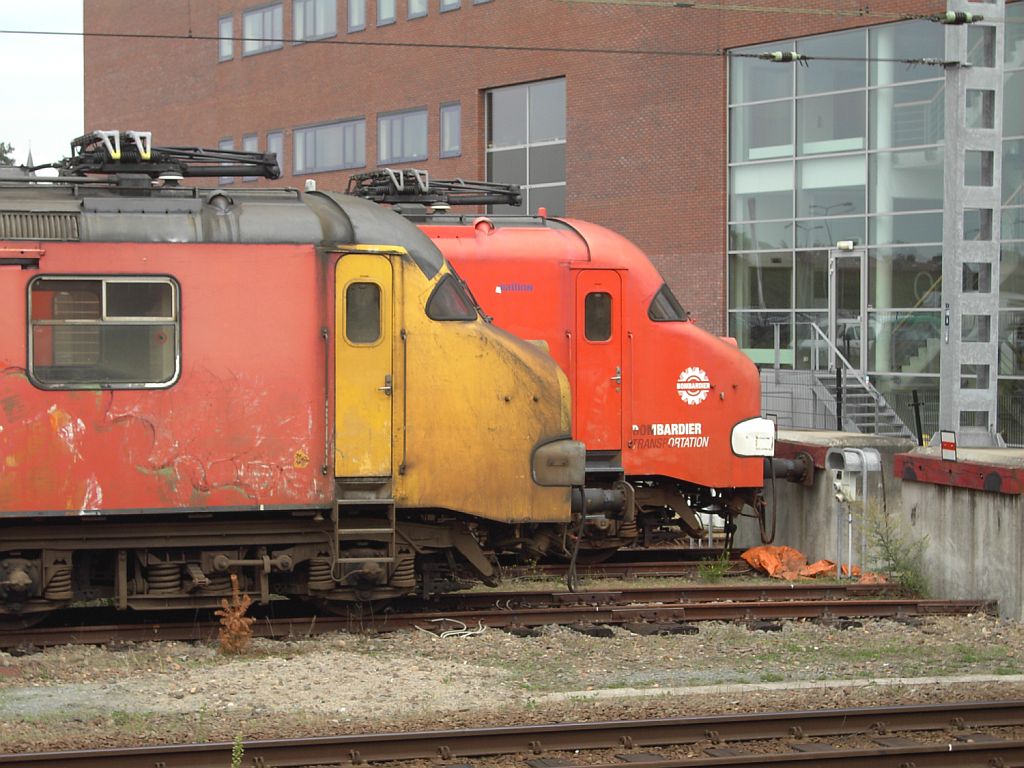 Die Nasen der 3027 und 3029 auf Bahnhof Amersfoort am 31-7-2008. Das Unterschied zwischen die alte Motorpost-Farben (Links) und die Railion-Farben is gut zu sehen.