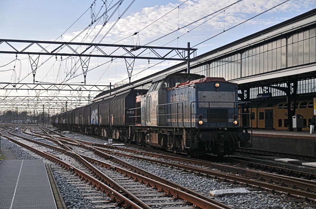 Die NBE Rail 203 163 ist mit ein Abfahlzug unterwegs nach Amsterdam Westhafen, hiet bei Durchfahrt von Haarlem am 20 marz 2012.