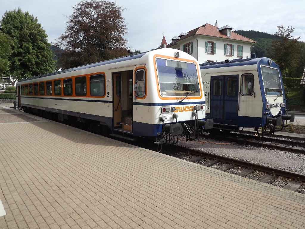 Die NE 81 VT 125 und VS 200 stehen am Nachmittag des 23.08.12 in ihrem Heimatbahnhof Ottenh�fen im Schwarzwald.VT 125 wird in k�rze wieder nach Achern fahren,w�hrend der VS 200 in den Sommerferien nicht ben�tigt wird.