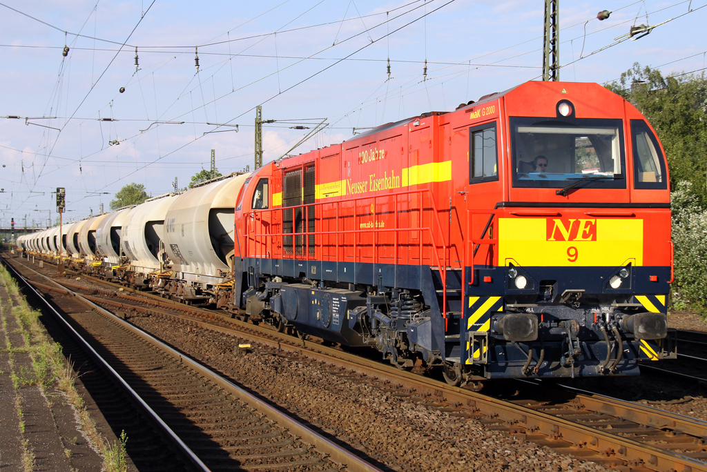 Die NE 9 der NDH zieht einen Gz durch Rheinhausen am 28.05.2012