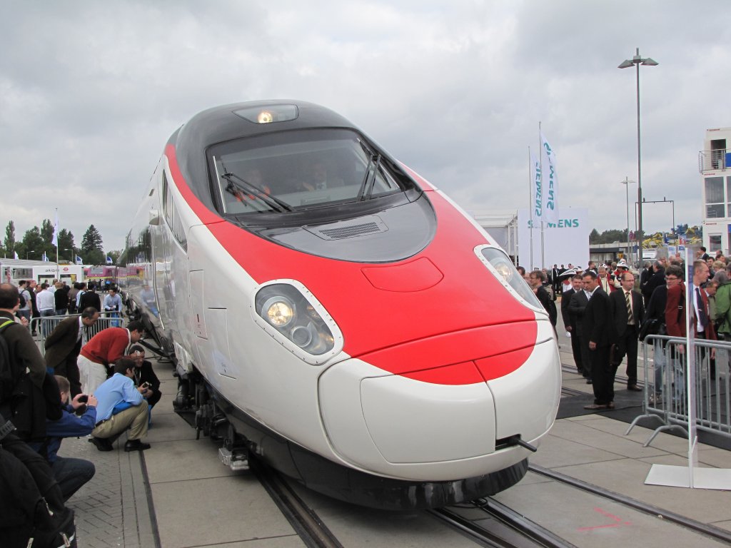 die Neuausgabe des Pendelino auf der Innotrans 2010 am 21.09.2010.die Zuschauer sitzen fasst im Drehgestell drin.
