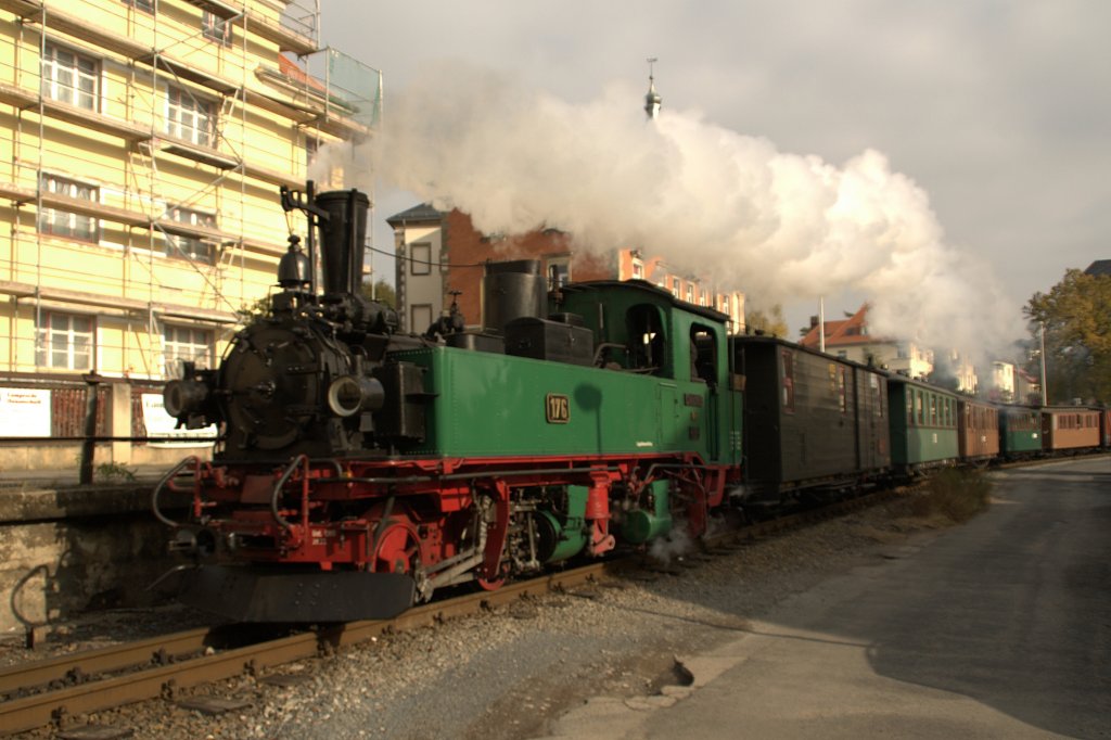 Die Neubau IV K 99 586,  getarnt  als schsiche IVK No 176 ist am 24.10.09 im Stadtgebiet von Radebeul unterwegs.