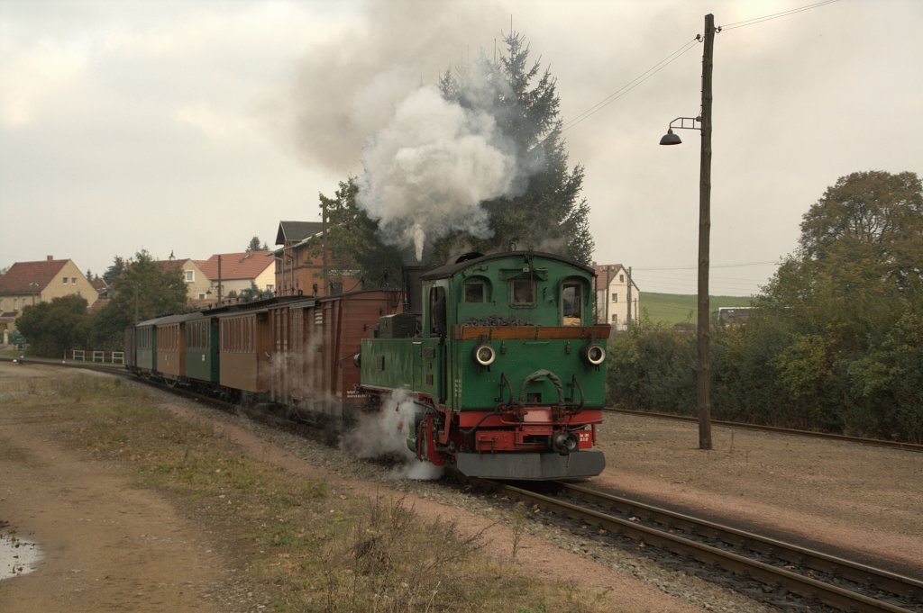 Die Neubau IV K 99 586,  getarnt  als schsiche IVK No 176 verlsst am 24.10.09 mit viel Dampf den Bahnhof Friedewald.