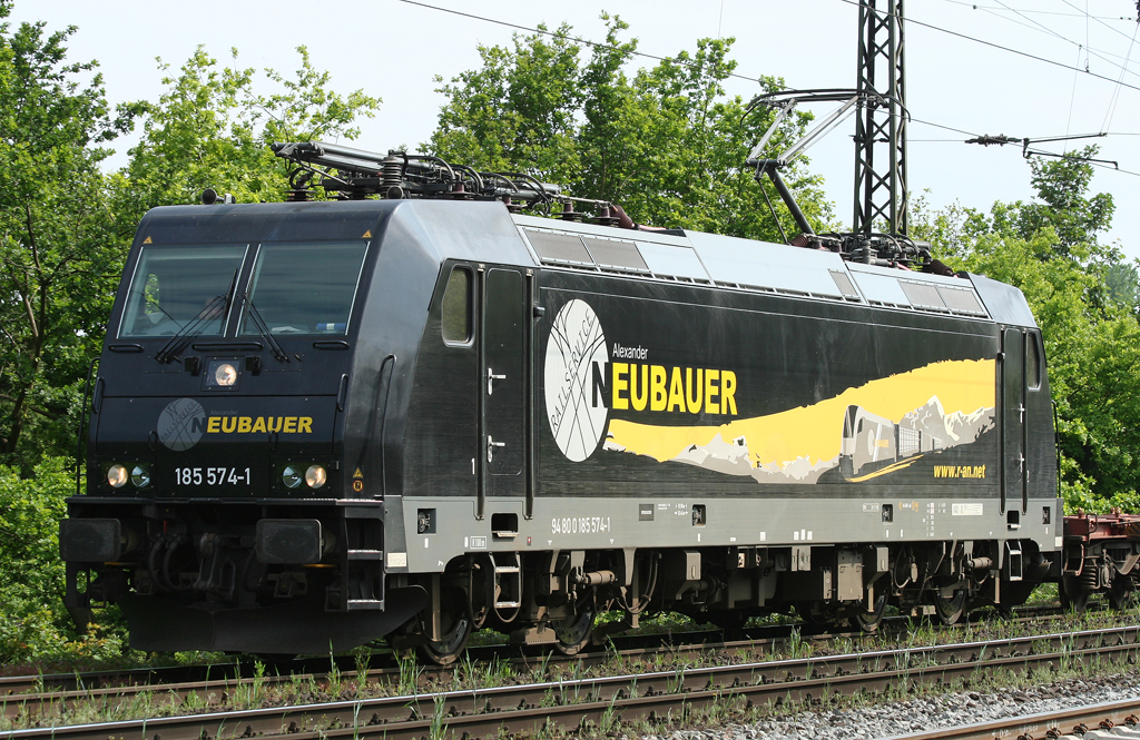 Die Neubauer 185 574-1 zieht einen Gz durch Duisburg Neudorf am 25.05.2010