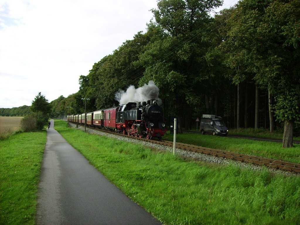 Die Neubaulok des Molli aus dem Jahr 2009, zieht am 31.08.2011 den letzten Zug des durchwachsenen Tages, in der Nhe des Bahnbergangs vor dem Bahnhof Heiligendamm, nach Bad Doberan.