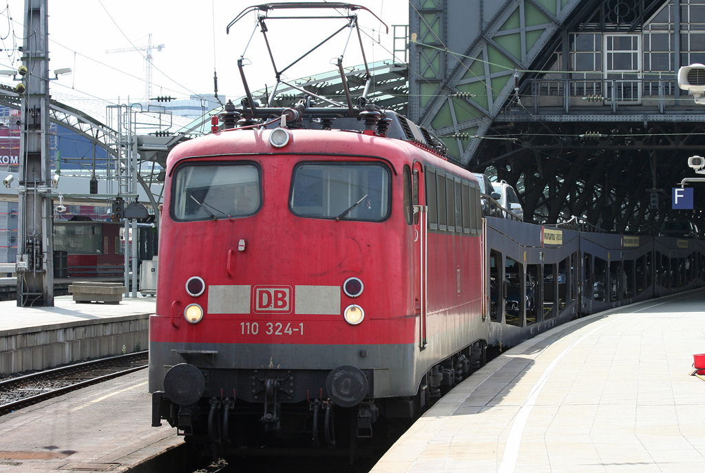 Die  neue  110 324-1 zieht den Autoslaaptrain nach Venlo durch Kln HBF am 19.07.2010