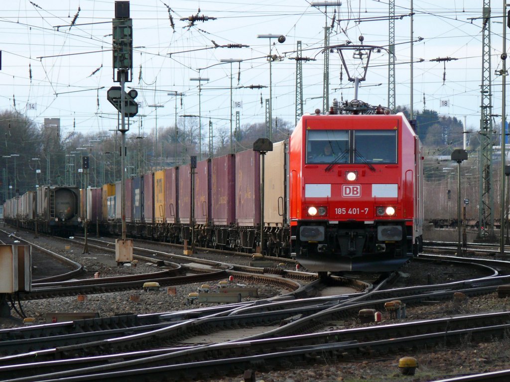 Die neue 185 401-7 verlsst hier Aachen-West mit einem Containerzug in Richtung Kln. Aufgenommen am 27/02/2010.