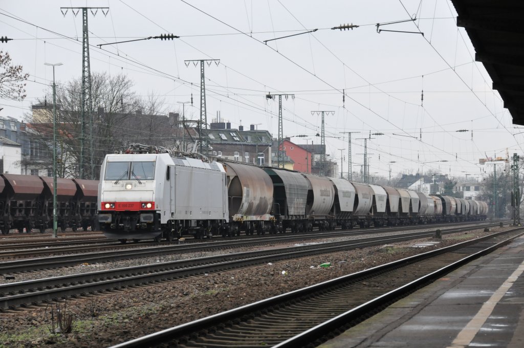 Die neue 186 237 von Captrain zieht einen Getreidezug durch Kln-West. Aufgenommen am 12/02/2011.