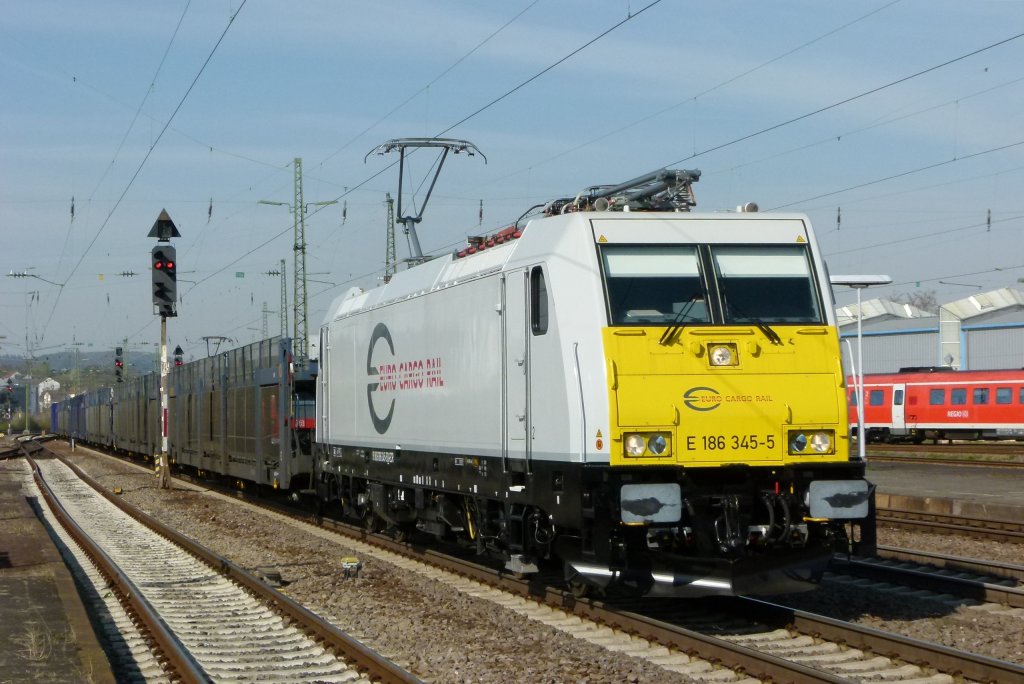 Die neue 186 345-5 der Euro Cargo Rail zieht einen leeren Autozug am 17.04.2012 durch Kaiserslautern