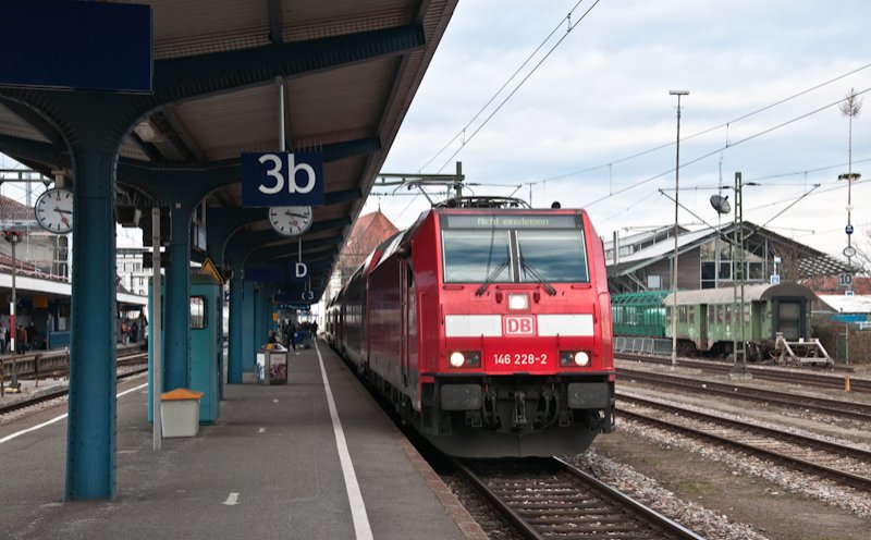 Die  neue alte  auf der Schwarzwaldbahn: 146 228 fuhr schon einmal auf der KBS 720: Die ehemalige Freiburgerin wurde 2007 nach Nrnberg abgegeben. Nun herrscht jedoch wieder Bedarf nach einer weiteren Lok, so dass sie seit dem Fahrplahnwechsel wieder zwischen Konstanz und Karlsruhe ihre Runden dreht.