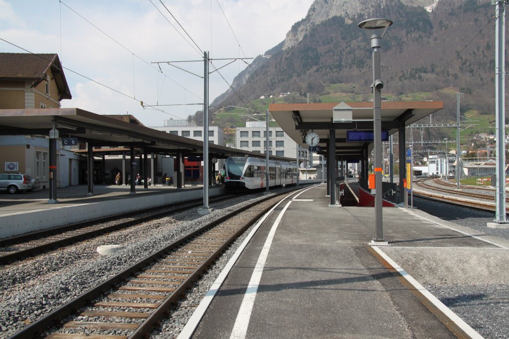 Die neue Bahnhofsanlage mit 300m langen Bahnsteigen auf der Rheintalseite in Sargans/SG. 24.03.12