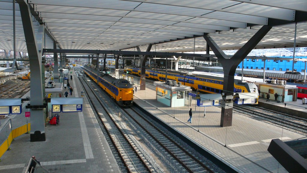 Die neue Bahnhofberdachung beim Hauptbahnhof  Rotterdam Centraal  nimmt richtig gestalt an. 24.Dez.2011