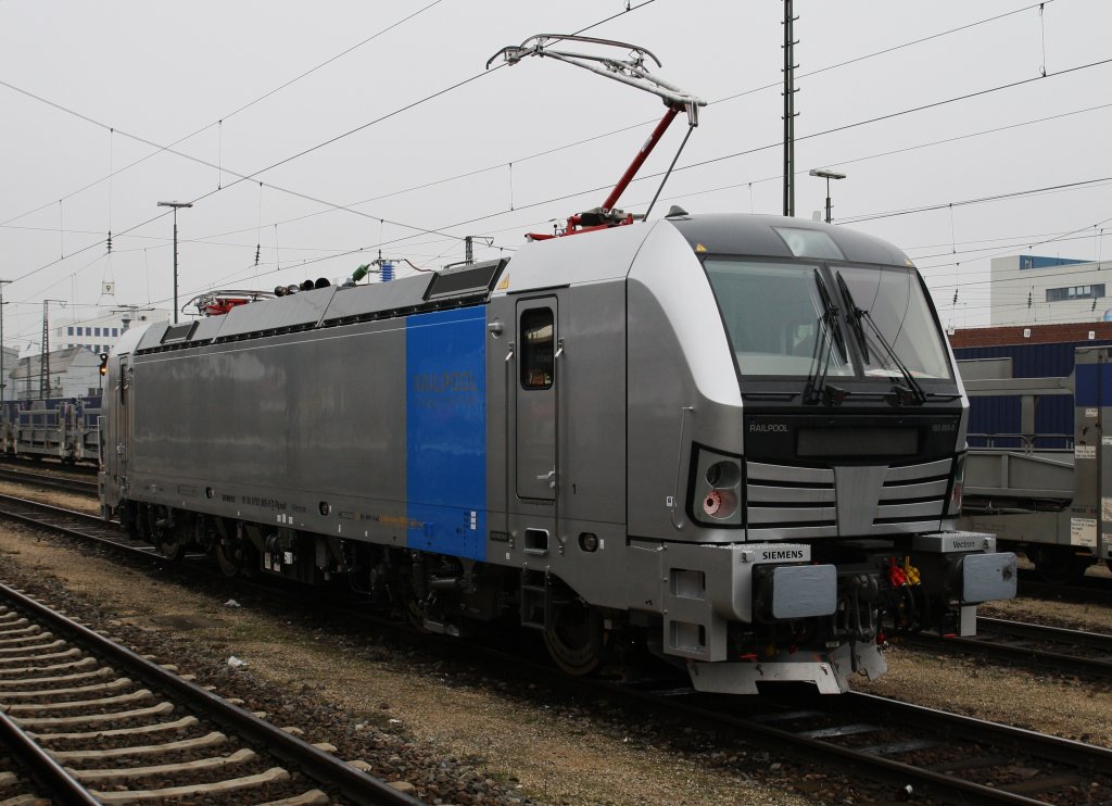 Die neue Baureihe 193 805-9 von Railpool steht am 21.11.2012 in Donauwrth. Mit ihr wurden Testfahrten zwischen Mnchen und Donauwrth durchgefhrt. Im Fhrerstand waren 5 Mitarbeiter.