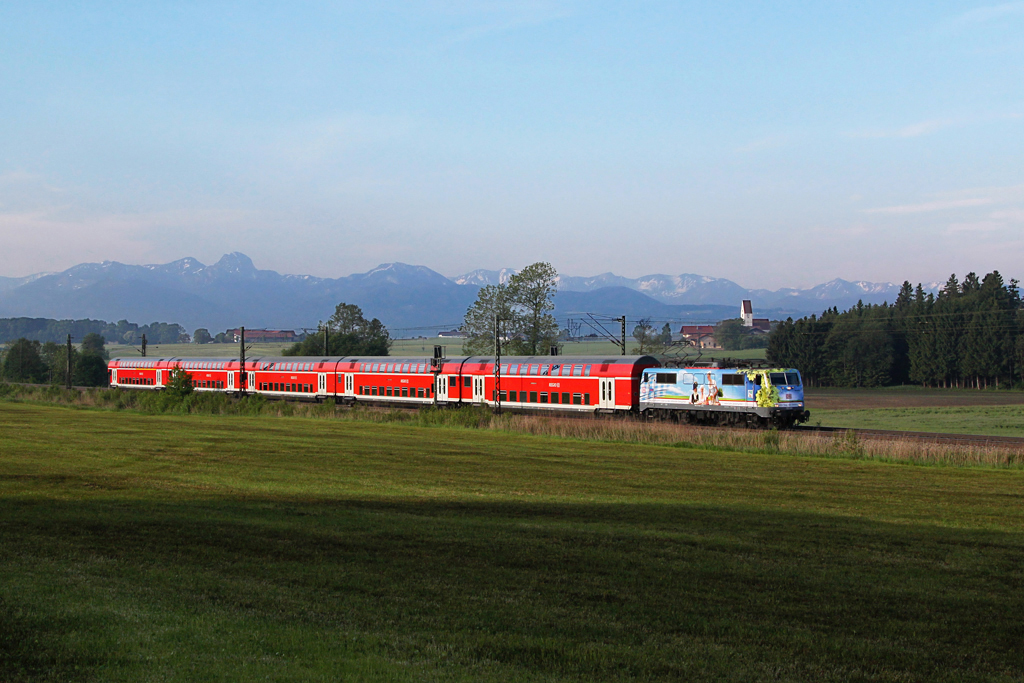 Die neue Biergarten Werbelok 111 066 mit RE 79006 am 15.05.2012 in Haus bei Ostermnchen.