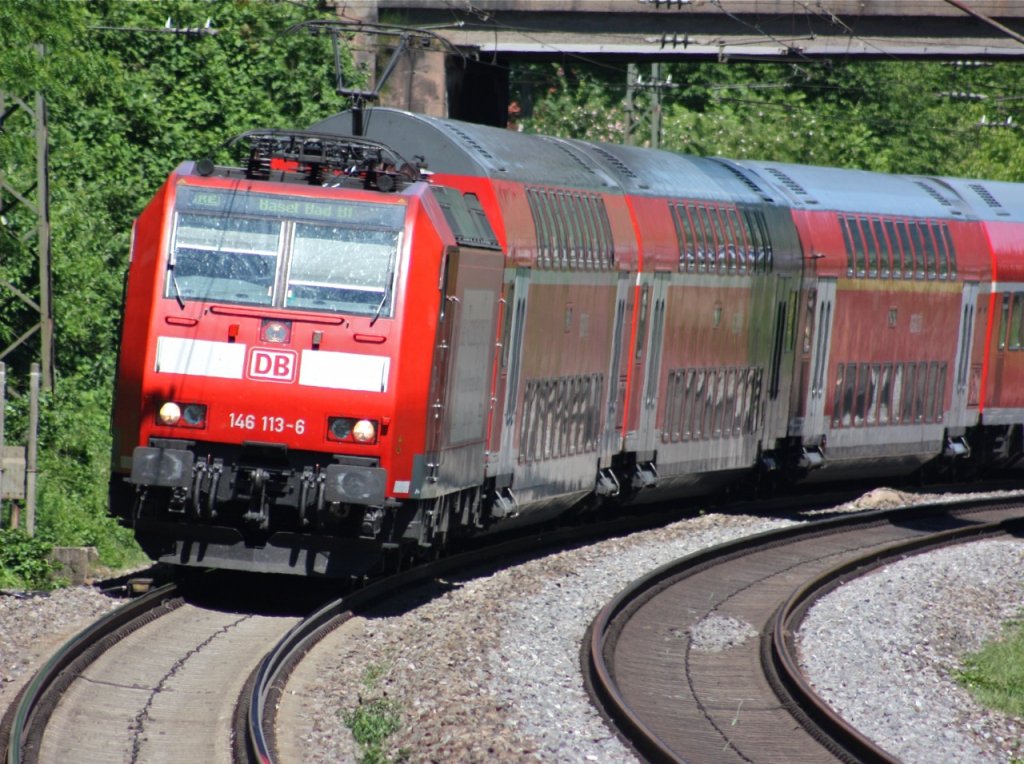 Die neue BR 146 113-6 zieht den RE Offenburg- Basel bei Schallstadt gen Sden. 