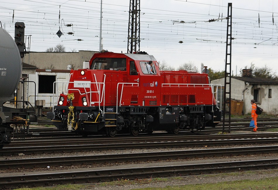 Die neue BR 260 001-3 am 23.11.2010 beim zusammenstellen von Kesselwagen auf dem Bhf. Grokorbetha.