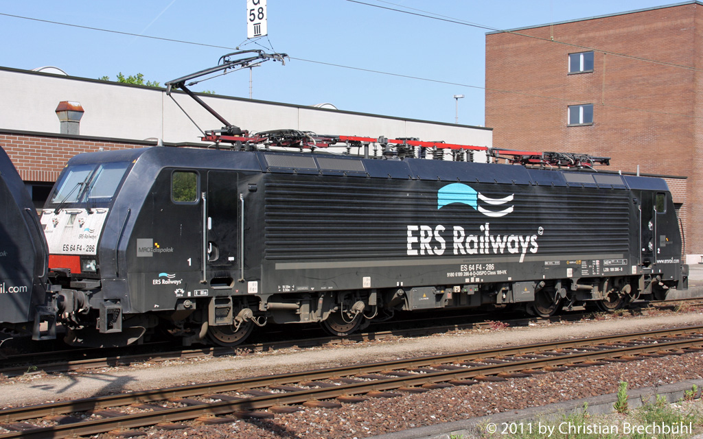 Die neue BR189 268-8 DISPO ERS Railways mit ihrer Schwesterlok wird nchstens den RB Muttenz mit einem Gterzug Richtung Deutschland verlassen. Gesehen am 13.05.2011.