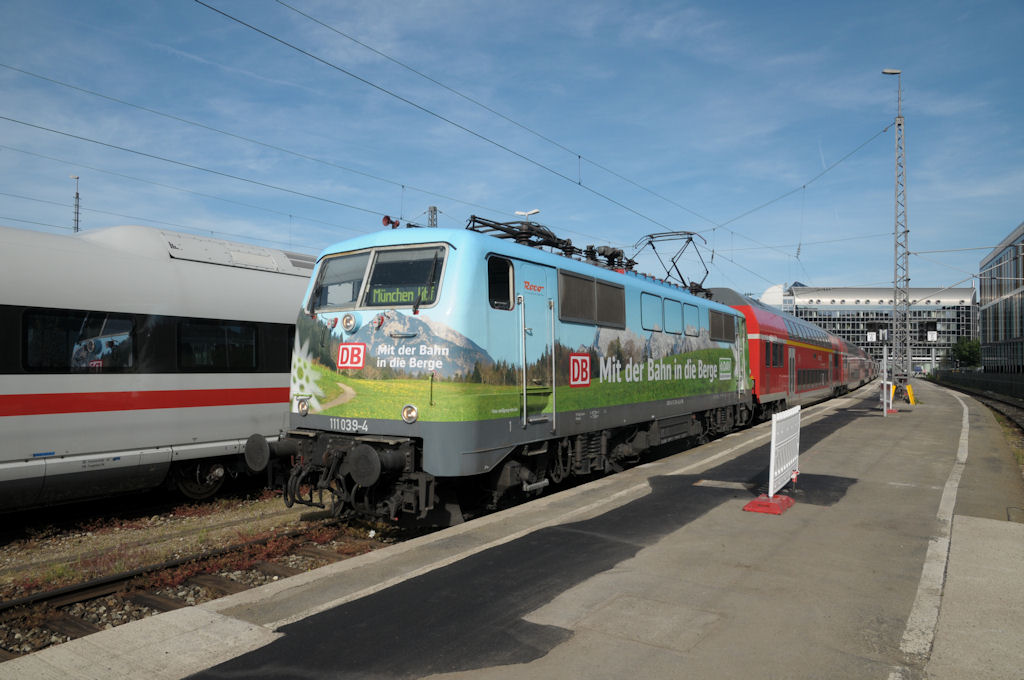 Die neue DAV-Werbelok 111 039 am 29.05.11 mit dem RE nach Salzburg in Mnchen Hbf