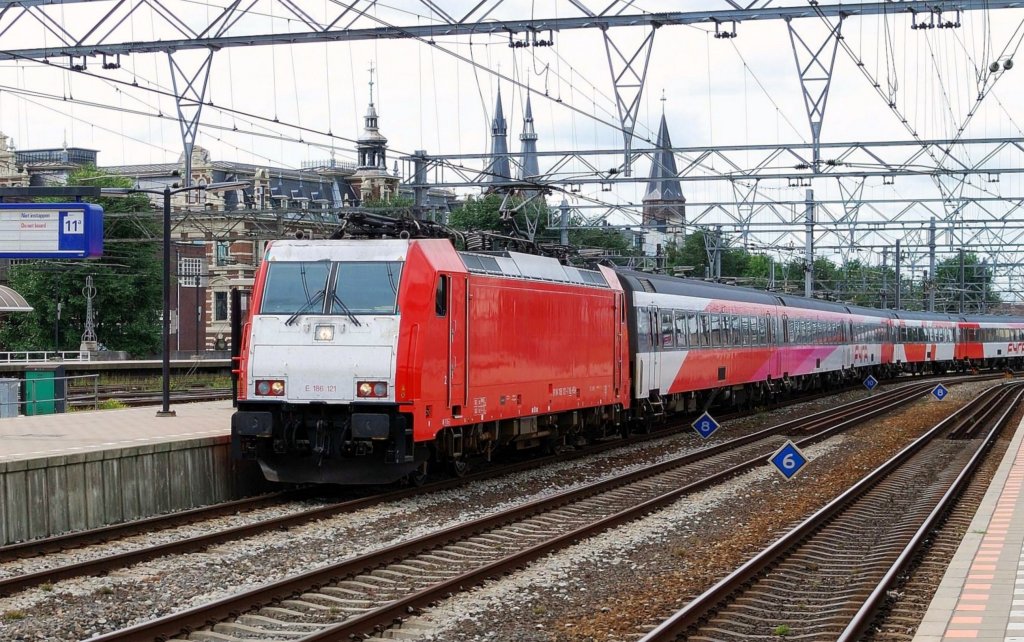 Die neue E186 121 mit IC (Rotterdam CS - Amsterdam CS und HSL Fyra in Amsterdam am 25. 08 2010.