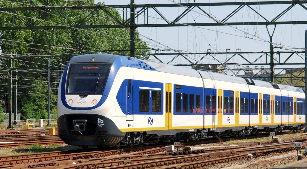 Die neue ET 2400 (2429) mit regionalzug von Utrecht CS - Den Haag CS beim einfahrt in Den Haag am 03. Juni 2010.