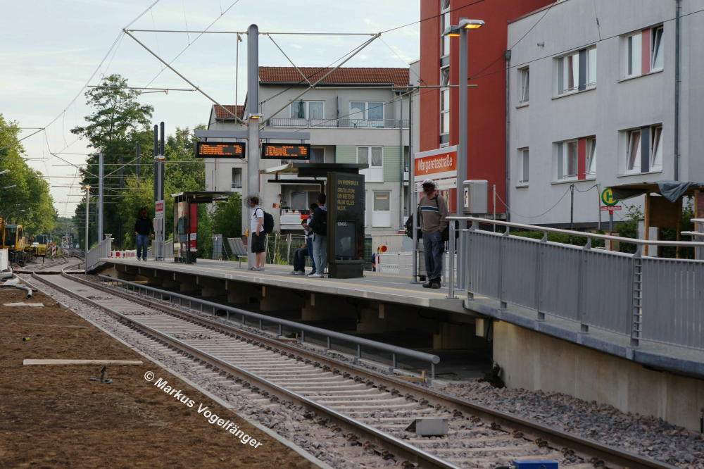 die neue Haltestelle Margaretastrae mit Hochflurbeinsteig in der Mitte am frhen Morgen des ersten Betriebstages dem 02.07.2012
